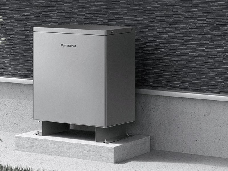 住宅の外壁沿いに設置された家庭用蓄電池